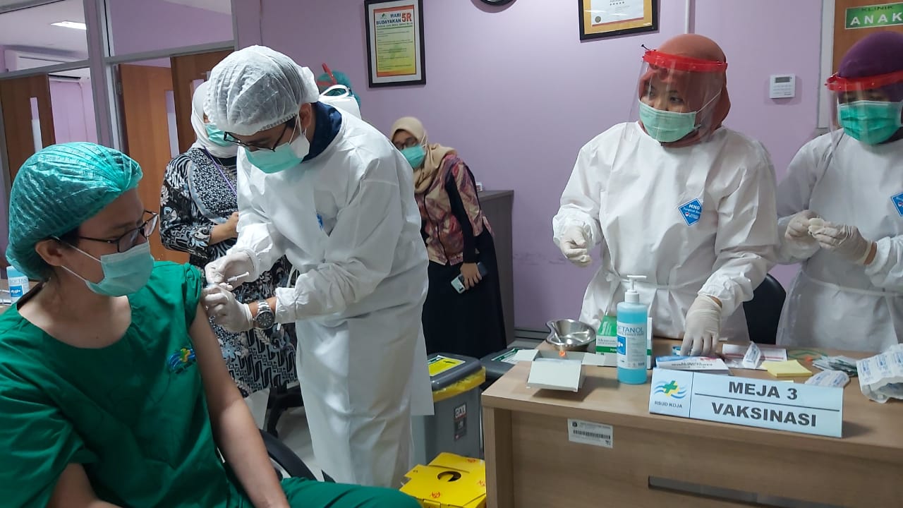 Tenaga kesehatan mulai mendapat vaksin Covid-19.