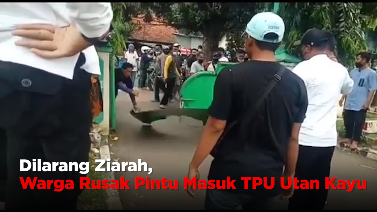 Dilarang Ziarah, Warga Rusak Pintu Masuk TPU Utan Kayu