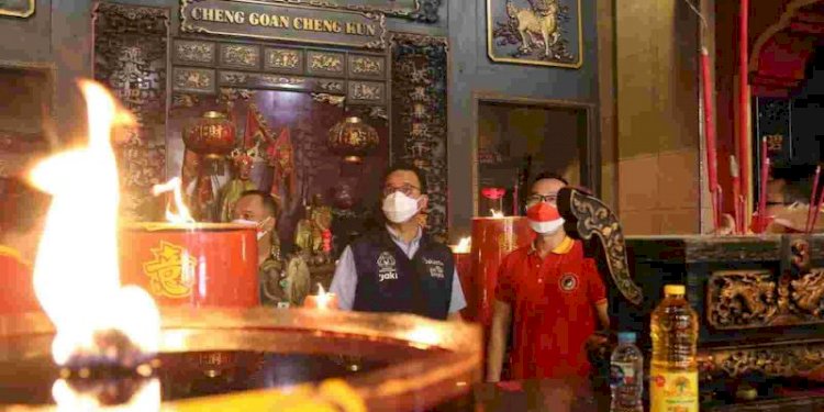 anies bakar dupa di vihara