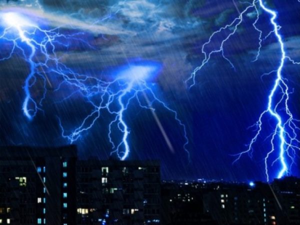 Ilustrasi hujan disertai petir di wilayah Jakarta, hari ini. Foto: Live Science