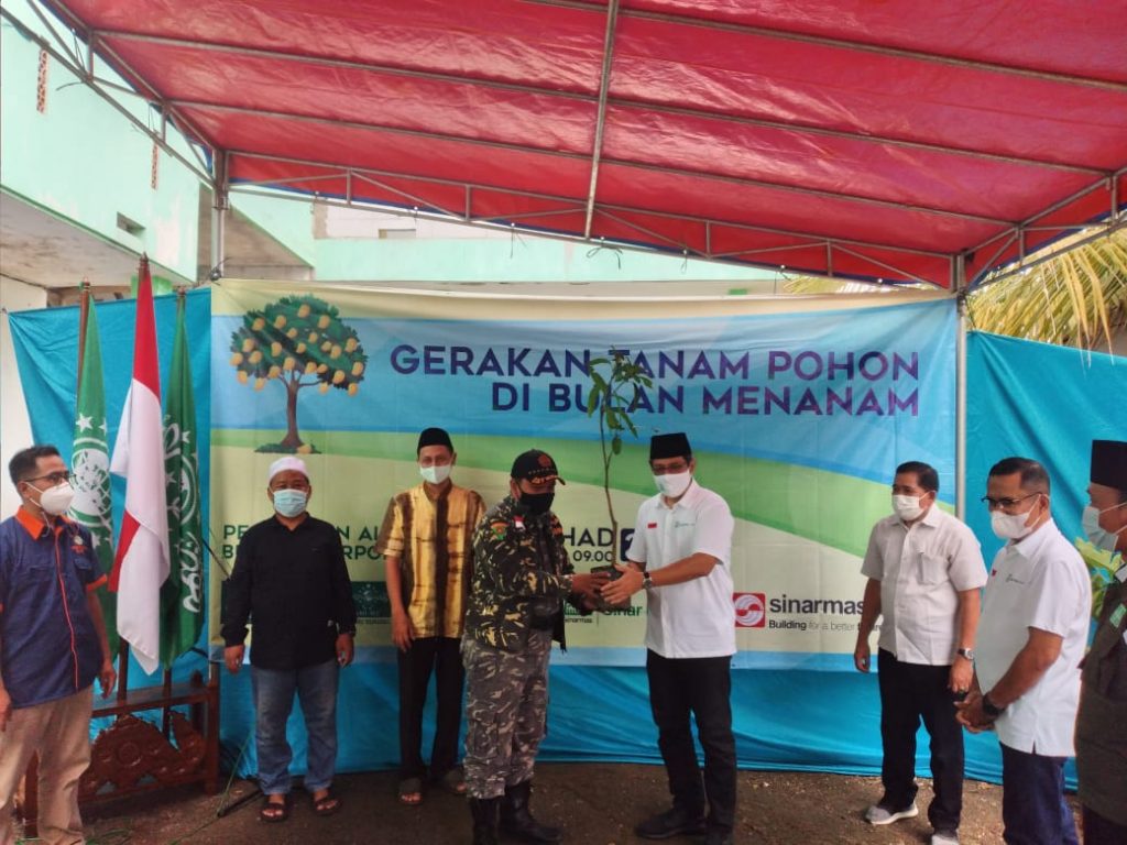 Yayasan Muslim Sinar Mas Land Tanam Pohon Buah di Ponpes Al-Tsaniyah 