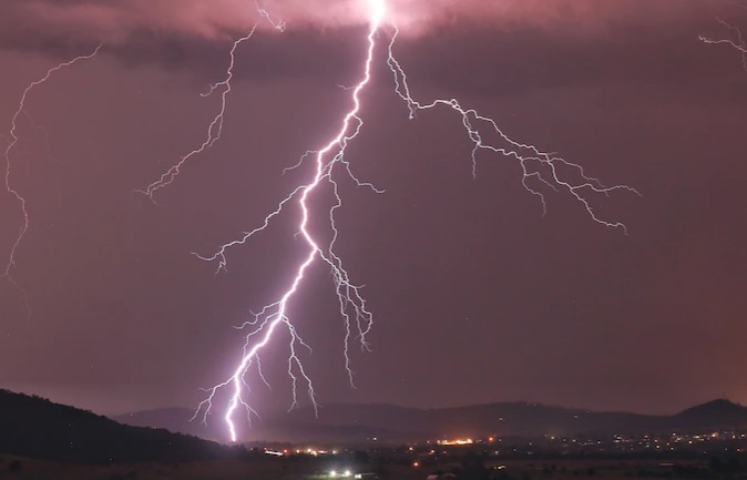 Waspada potensi hujan yang dapat disertai kilat/petir di sebagian wilayah Jabodetabek. Foto: abc.net.au