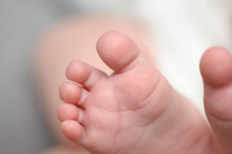 Ilustrasi bayi dibuang oleh orang tuanya. Foto: Ist