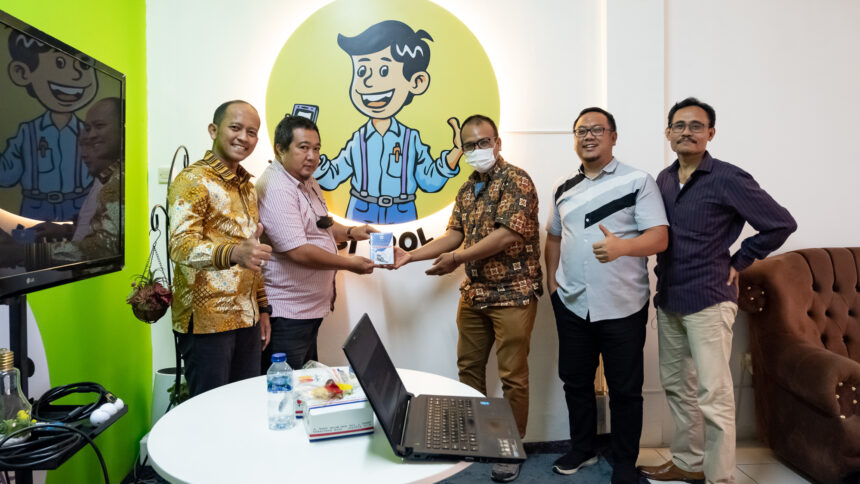 Auditor Dewan Pers, Pokja Pendataan Pembina Karo menyerahkan buku saku wartawan kepada Pemred ipol.id Fajar Kurniawan. Penyerahan ini sebagai bagian dari kunjungan kerja verifikasi faktual dewan pers ke kantor redaksi ipol.id yang berlokasi di Jalan Cirendeu Raya Tangsel pada Jumat (23/12/22). Verifikasi faktual diperlukan untuk membuat keputusan final bahwa sebuah perusahaan pers sepenuhnya dapat dipercaya dalam memproduksi berita.