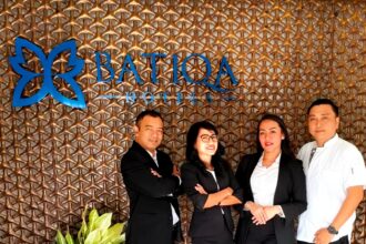 Jajaran manajemen baru Batiqa Hotel Darmo-Surabaya, dari kiri ke kanan: Teddy Krisdiyanto, Siti Humairoh, Reni Dwi Novaria, Julius Peter Sumolang. (ist.)