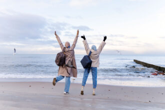 Tips Memilih Baju Remaja Hijab Ala Korea di Marketplace dengan Mudah. (ilustrasi/freepik.com)