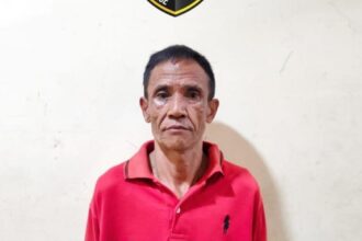 Wowon Erawan alias Aki bersama tiga pelaku pembunuhan berencana lainnya atas tiga korban yang merupakan anak dan istri Wowon dituntut hukuman mati di PN Bekasi, Senin (2/10). Foto: Ist