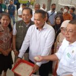 Kepala Dinas Perindustrian Perdagangan Koperasi Usaha Kecil dan Menengah (PPKUKM) DKI Jakarta, Elisabeth Ratu Rante Allo, Direktur Utama Perum Bulog, Budi Waseso dan Direktur Utama PT Food Station Tjipinang, Pamrihadi Wiraryo saat meninjau di Pasar Induk Beras Cipinang, Jakarta Timur, Jumat (3/2). Foto: Ist