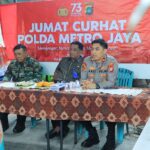 Kapolsek Setiabudi, Kompol Arif Purnama Oktora dan jajaran temui warga di Kelurahan Karet, Kecamatan Setiabudi, Jakarta Selatan, belum lama ini. Foto: Ist