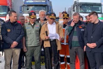 Menteri Koordinator Bidang Pembangunan dan Kemanusiaan (Menko PMK), Muhadjir Effendy didampingi Kepala Badan Nasional Penanggulangan Bencana (BNPB), Letjen TNI Suharyanto saat meninjau tim medis di Kota Hassa, Provinsi Hatay, Rabu (22/2). Foto: BNPB