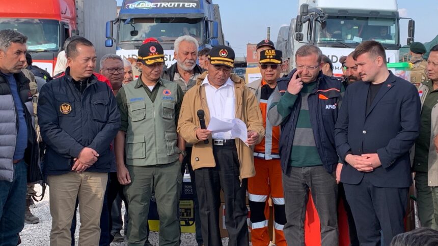 Menteri Koordinator Bidang Pembangunan dan Kemanusiaan (Menko PMK), Muhadjir Effendy didampingi Kepala Badan Nasional Penanggulangan Bencana (BNPB), Letjen TNI Suharyanto saat meninjau tim medis di Kota Hassa, Provinsi Hatay, Rabu (22/2). Foto: BNPB