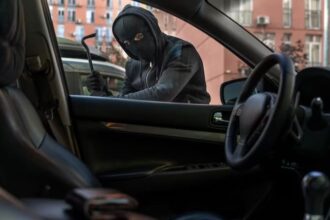 Ilustrasi - Pelaku pencurian membobol sebuah mobil yang terparkir di halaman. Foto: Freepik