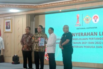 Menteri Pemuda dan Olahraga Republik Indonesia (Menpora RI) Zainudin Amali menerima Laporan Hasil Pemeriksaan (LHP) Kepatuhan Pengelolaan Pertanggungjawaban Belanja Barang Tahun 2021- 2022 (s.d Triwulan III) Pada Kementerian Pemuda dan Olahraga di Wisma Kemenpora, Rabu (22/2) siang