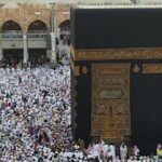 Jamaah hari dari seluruh dunia melakukan tawaf mengelilingi Kakbah. Ini adalah kiblatnya umat Islan. Foto: Kemenag