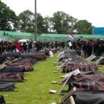 Keranda jenazah yang mewakili para korban tewas desak-desakan maut usai laga sepak bola di Stadion Kanjuruhan pada 1 Oktober 2022. Demo yang digelar di Stadion Gajayana di Malang, Jawa Timur untuk memperingati 40 hari tragedi tersebut, 10 November 2022. (Foto: Rizki Dwi Putra/AP)