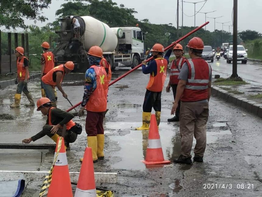 Dinas Bina Marga DKI lakukan perbaikan jalan di sejumlah ruas yang rusak akibat genangan banjir. Foto: FB Pemkot Jakut