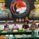 Jajaran Polda Metro Jaya bersama Kepala Kantor Bea Cukai Soekarno-Hatta, Gatot Sugeng Wibowo dan jajarannya menggelar kasus penyelundupan narkoba 64 kapsul berisi sabu yang disembunyikan dalam perut oleh tersangka Warga Negara Nigeria berinisial MOU di Mapolda Metro Jaya, Rabu (15/3). Foto: Ist