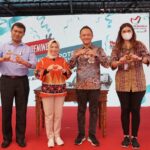 Komisaris Utama TelkoMedika Dwi Sulistiani (kedua dari kiri) berfoto bersama dengan Direktur Utama TelkoMedika Dicky Anfiadi (kedua dari kanan), usai peresmian Klinik dan Apotek TelkoMedika di Jl. Kenari, Yogyakarta (10/3). Foto: Telkom Indonesia.