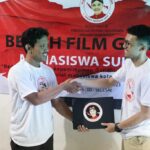 Koordinator Wilayah Pemuda Mahasiswa Nusantara (PMN) Jawa Barat, Marsus Albar menyerahkan satu unit laptop kepada Himpunan Mahasiswa Asal Sukabumi (Himasi) saat kegiatan bedah film kepemimpinan Mahatma Gandhi dan diskusi di Gedung Pemuda, Lapang Merdeka, Kelurahan Gunungpatang, Kecamatan Cikole, Kota Sukabumi, Jumat (17/3). Foto: PMN.