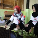 Sukarelawan Wanita Nelayan Sadulur Ganjar bangun Rumah Produksi Pisang Sale di Kampung Pasirsalam, RT 010/002, Desa Cipanas, Kecamatan Cipatujah, Kabupaten Tasikmalaya, Jawa Barat, Sabtu (18/3). Proses pembuatan pisang sale dilakukan oleh kaum perempuan khususnya isteri nelayan setempat. Foto: Wanita Nelayan Sadulur