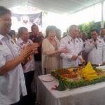 Kancho GA Pesik salam komando dengan Anggota Dewan Guru Yusran Arif. Foto/bambang