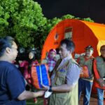 Petugas Badan Nasional Penanggulangan Bencana (BNPB) membangun tenda untuk warga yang mengungsi dan memberikan sejumlah bantuan kepada para korban terdampak kebakaran Depo Pertamina Plumpang, Jakarta Utara, Sabtu (4/3) malam. Foto: BNPB