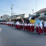 Menyambut bulan suci Ramadan 1444 Hijriah dan sekaligus menjelang libur sekolah anak-anak SDN 04 Cibubur melaksanakan pawai bersama di wilayah Jakarta Timur, belum lama ini. Foto: Joesvicar Iqbal/ipol.id