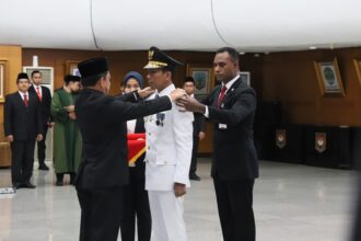 Menteri Dalam Negeri (Mendagri) Muhammad Tito Karnavian saat melantik Sekretaris Jenderal (Sekjen) Ombudsman Republik Indonesia (RI) Suganda Pandapotan Pasaribu sebagai Penjabat (Pj) Gubernur Kepulauan Bangka Belitung (Babel) di Kantor Pusat Kementerian Dalam Negeri (Kemendagri), Jumat (31/3). Foto: Puspen Kemendagri