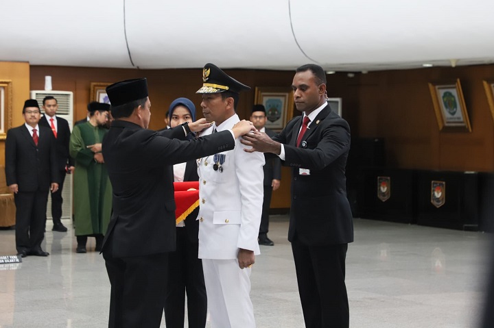 Menteri Dalam Negeri (Mendagri) Muhammad Tito Karnavian saat melantik Sekretaris Jenderal (Sekjen) Ombudsman Republik Indonesia (RI) Suganda Pandapotan Pasaribu sebagai Penjabat (Pj) Gubernur Kepulauan Bangka Belitung (Babel) di Kantor Pusat Kementerian Dalam Negeri (Kemendagri), Jumat (31/3). Foto: Puspen Kemendagri