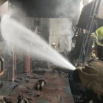 Sejumlah petugas Damkar Jakarta Timur (Jaktim), memadamkan api yang membakar dan menghanguskan tiga unit mesin genset PT Tobu Indonesia Steel di Kelurahan Jatinegara, Kecamatan Cakung, Senin (20/3) sore. Foto: Damkar Jaktim