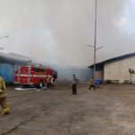 Petugas Damkar Jakarta Timur berjibaku memadamkan kebakaran gudang sembako Indogrosir Cipinang di Jalan Pisangan Lama Timur, Pisangan Timur, Pulogadung, pada Selasa (21/3) sore. Foto: Joesvicar Iqbal/ipol.id