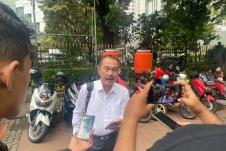 Kuasa hukum Eddy Roesminah, Mai Indrady menunjukan bukti tanda terima perihal perlindungan hukum dan keadilan kliennya serta menaruh harapan besar kepada Menkopolhukam, Mahfud MD agar memberikan perhatian dalam kasus yang dihadapi kliennya, demi mendapatkan keadilan di Jakarta, Jumat (10/3) siang. Foto: Joesvicar Iqbal/ipol.id