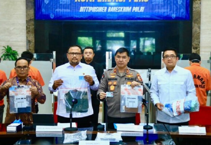 Bareskrim Polri menangkap pelaku tindak pidana pornografi dengan korban anak di bawah umur. Foto: NTMC
