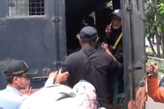Aparat Satuan Polisi Pamong Praja (Satpol PP) Kecamatan Pulogadung, Jakarta Timur melaksanakan Operasi Penyakit Masyarakat (Pekat). Delapan Pemerlu Pelayanan Kesejahteraan Sosial (PPKS) terjaring, Rabu (29/3). Foto: Joesvicar Iqbal/ipol.id