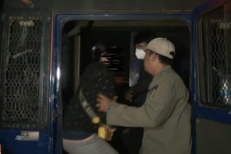Sejumlah wanita pekerja seks komersial (PSK) terjaring Operasi Pekat di warung di tepi Kanal Banjir Timur (KBT), Kecamatan Cakung, Jakarta Timur pada Selasa (28/3) malam. Foto: satpol pp