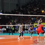 Pevoli Jakarta STIN BIN (kostum merah-merah) menghadang smes pevoli Surabaya BIN Samator (kostum putih kombinasi hitam) dalam pertandingan PLN Mobile Proliga 2023 putaran final four seri tiga pamungkas, di Gor Sritex Arena Solo, Jawa Tengah, Kamis (9/3/2023) malam. ANTARA