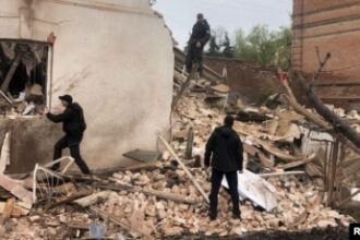 Beberapa polisi memeriksa kerusakan di sebuah situs museum lokal pasca serangan rudal Rusia di kota Kupiansk, wilayah Kharkiv, Selasa 25 April 2023.