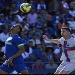 penyerang-barcelona-robert-lewandowski-kanan-dan-bek-getafe-gaston-alvarez-berduel-memperebutkan-bola-dalam-pertandingan-liga-spanyol.