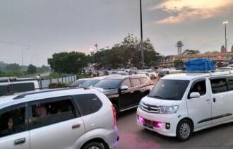 h-1-lebaran-idulfitri-1444-h-ribuan-pemudik-masih-terus-berdatangan-di-pelabuhan-bakauheni