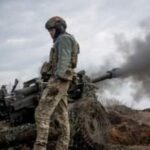 Anggota dinas Ukraina menembakkan howitzer M119 ke garis depan, di tengah serangan Rusia ke Ukraina, dekat Kota Bakhmut, Ukraina 10 Maret 2023. (Foto: REUTERS/Oleksandr Ratushniak)