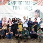 Bersama relawan Ganjar Muda Padjajaran (GMP), Direktur Program GMP, Boy Ramdhan memberikan bantuan alat pertanian dan bibit kopi kepada perwakilan Kelompok Tani Putera Manglayang, Ilman di kawasan Gunung Manglayang, Desa/Kec. Cilengkrang, Kabupaten Bandung, Jawa Barat, Jumat (31/3). Foto: GMP