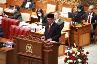 Menteri Dalam Negeri (Mendagri) Muhammad Tito Karnavian saat mewakili Presiden menyampaikan pendapat akhir pada Rapat Paripurna DPR RI Ke-20 Masa Persidangan IV Tahun Sidang 2022-2023, Selasa (4/4). Foto: Dok Kemendagri.