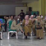 Para Aparatur Sipil Negara (ASN) antusias menukarkan uangnya dengan uang baru di layanan mobil keliling Bank Indonesia di Lobi Blok A kantor Pemkot Jakarta Timur, Selasa (4/4) siang. Foto: Ist