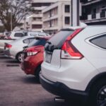 Ilustrasi - Mobil terparkir di pinggir jalan. Foto: Freepik