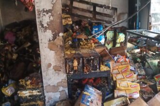 Petugas Damkar melakukan pemadaman pada kios agen sembako di Jalan Asri III, Kelurahan Pondok Ranggon, Kecamatan Cipayung, Jakarta Timur, yang mengalami kebakaran pada Sabtu (8/4) sekitar pukul 11.38 WIB. Foto: Ist