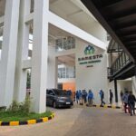 Presiden Joko Widodo (Jokowi) didampingi Menteri Pekerjaan Umum dan Perumahan Rakyat (PUPR) Basuki Hadimuljono bersama Menteri Badan Usaha Milik Negara (BUMN) Erick Thohir meresmikan Rumah Susun (Rusun) Samesta Mahata Margonda, Depok, Kamis (13/4/2023).