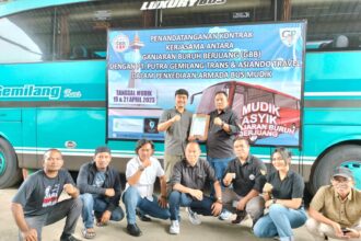 Ganjaran Buruh Berjuang (GBB) menggelar kegiatan mudik gratis bagi rekan sesama buruh dan para pekerja. Program bernama “Mudik Asyik Ganjaran Buruh Berjuang” kerjasama dengan Asiando Travel dan Putra Gemilang Trans di Cikampek, Karawang, Jawa Barat, Rabu (19/4). Foto: GBB
