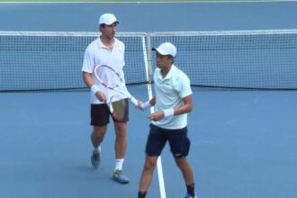 Akibat sakit radang yang telah dideritanya sejak beberapa hari lalu, pemain ganda putra Indonesia Justin Barki harus mengundurkan diri dari ajang turnamen BNI-MedcoEnergi International Tennis M25K Seri II.