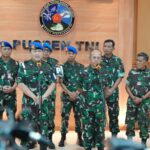 Danpuspom TNI, Laksda Edwin dalam jumpa pers di Mabes TNI, Jumat (21/4). Foto: Puspen TNI.
