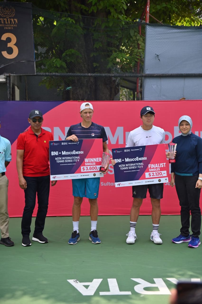 Petenis Swedia Leo Borg akhirnya tampil sebagai juara tunggal putra BNI-MedcoEnergi International Tennis M25K Seri II . Ist